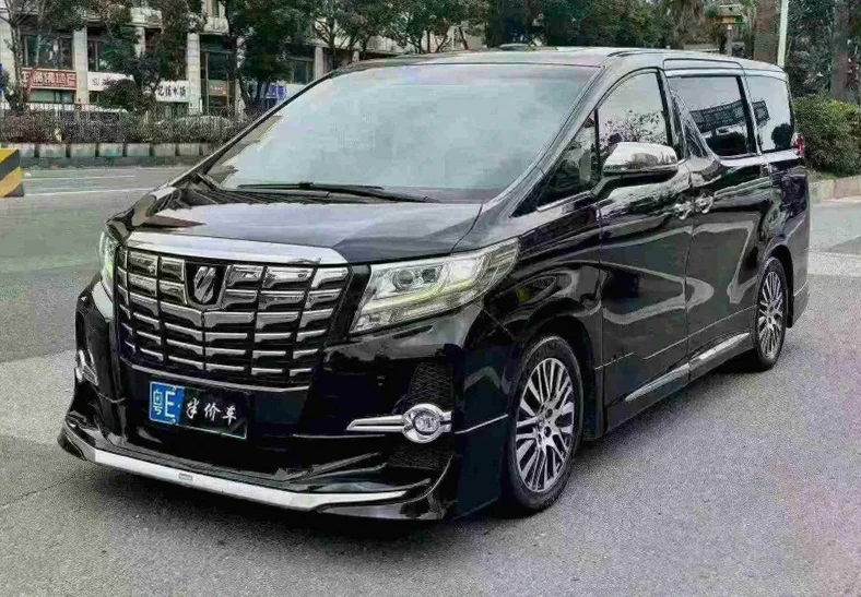 丰田埃尔法 正面外观三