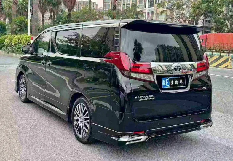 丰田埃尔法 驾驶室