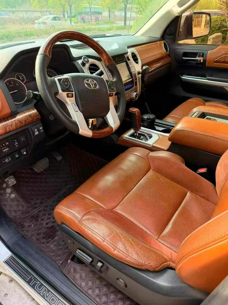 丰田坦途 后面外观一