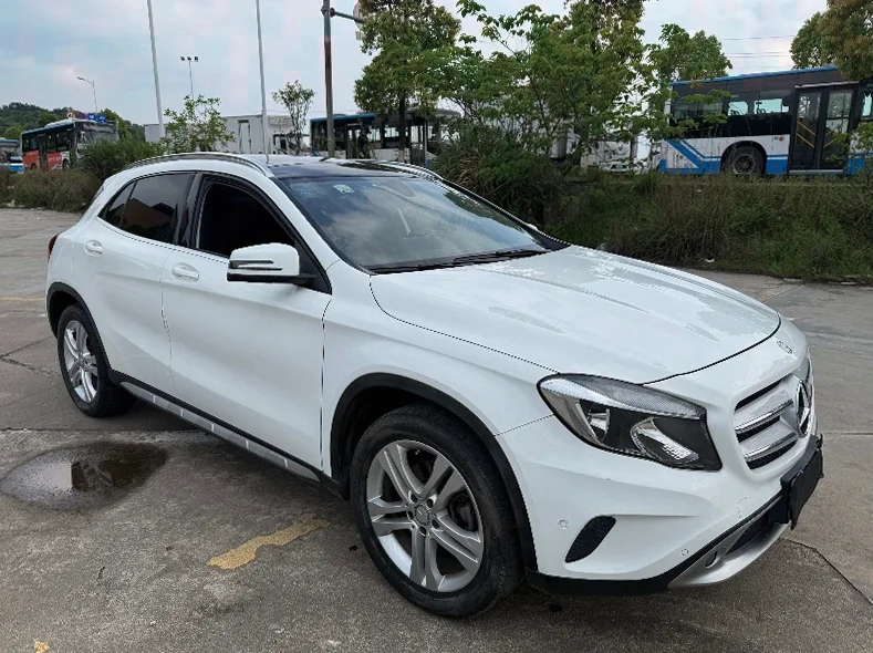 奔驰GLA 正面外观三