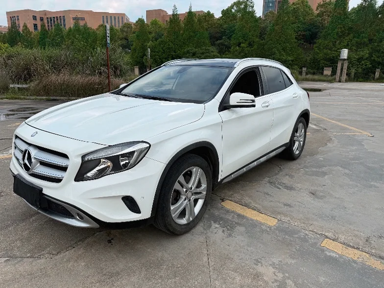 奔驰GLA 正面外观二