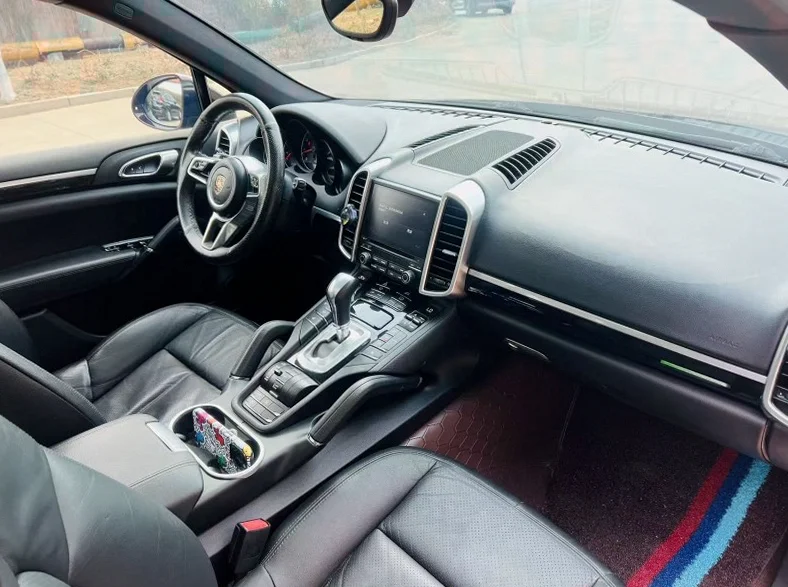 保时捷卡宴 驾驶室