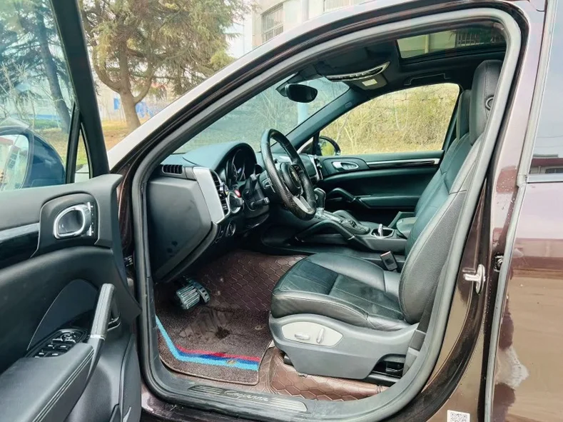 保时捷卡宴 内饰后排