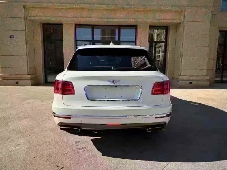 宾利添越 内饰后排