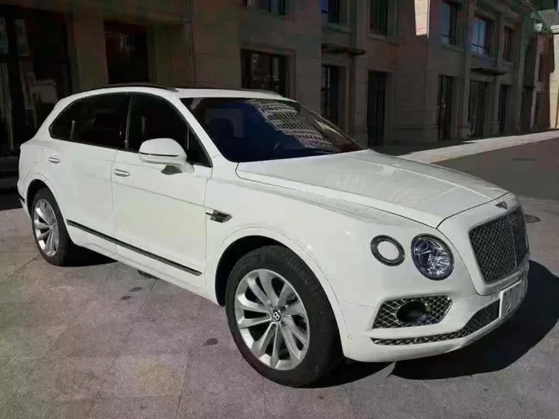 宾利添越 正面外观三