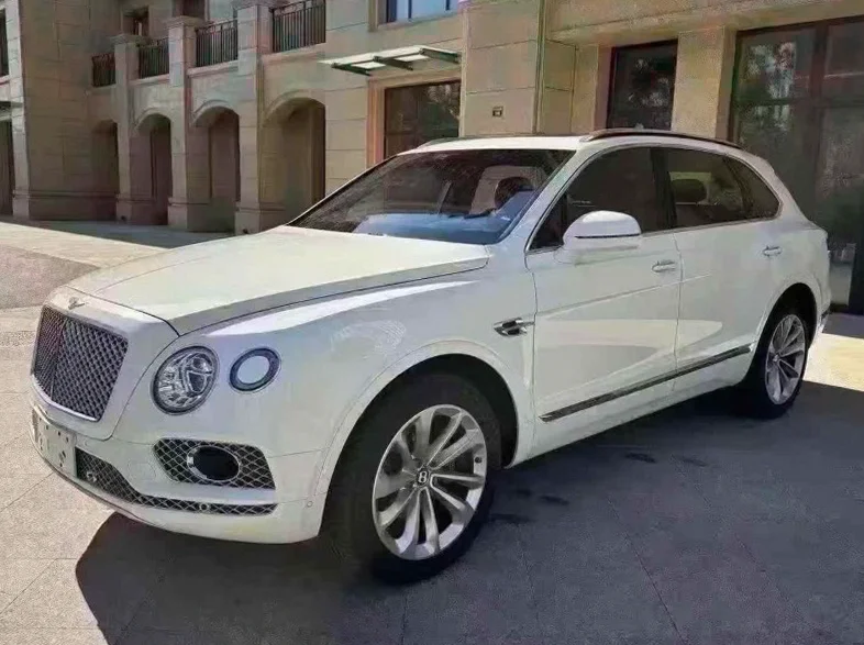 宾利添越 正面外观二