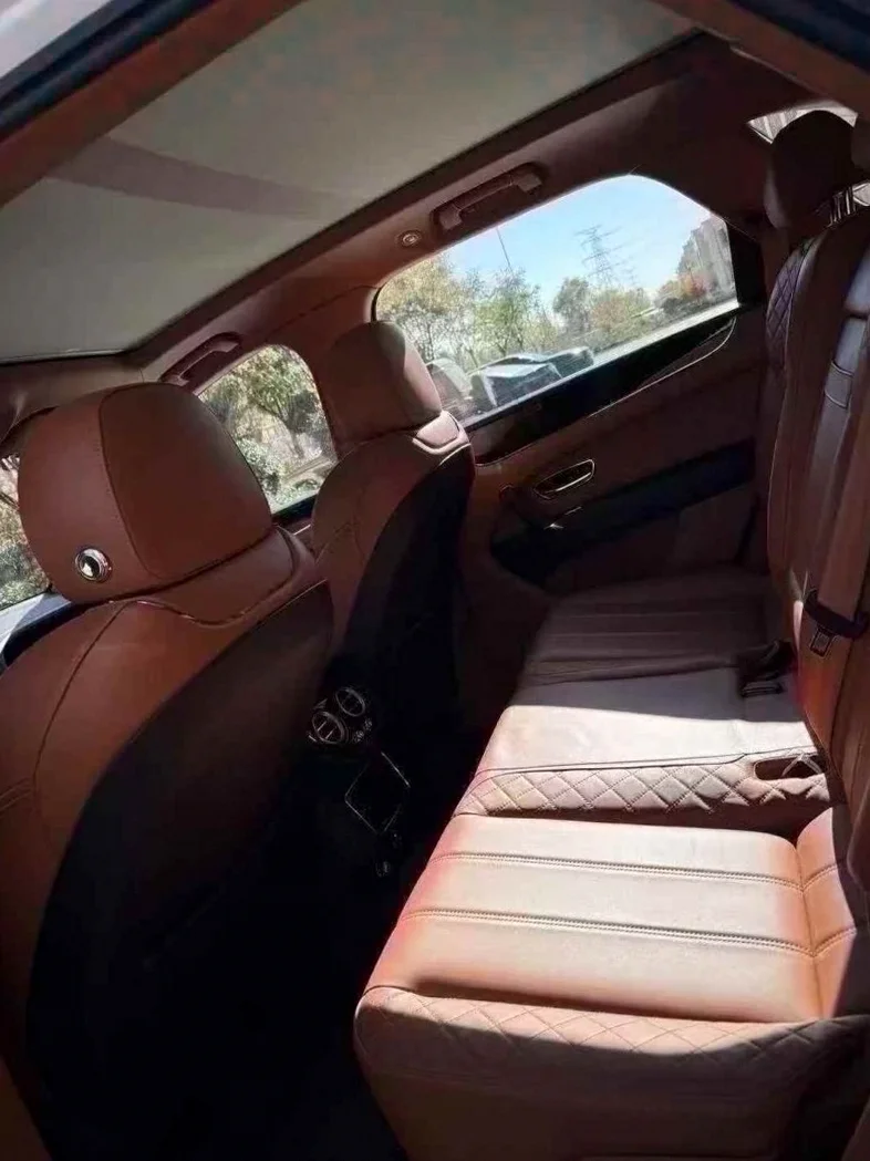 宾利添越 后面外观二