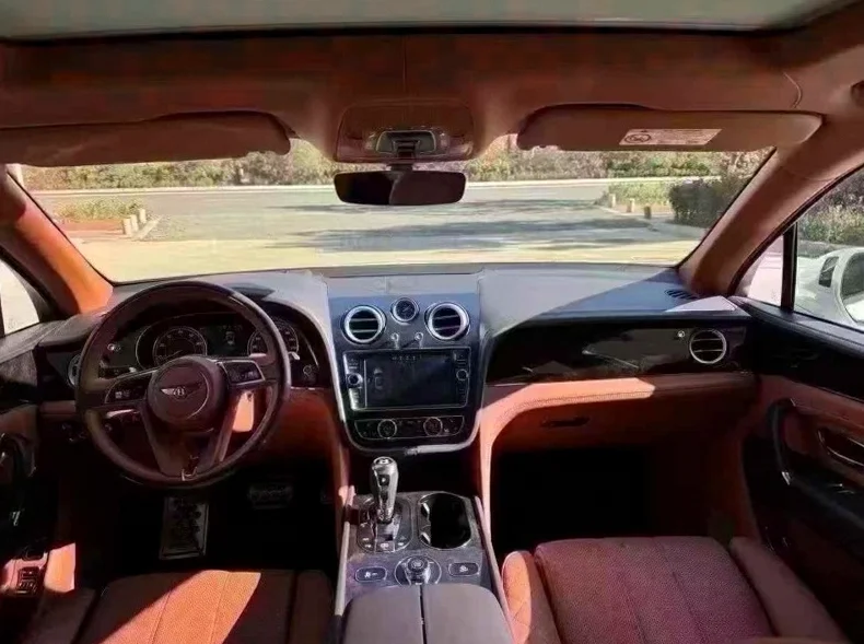 宾利添越 后面外观一