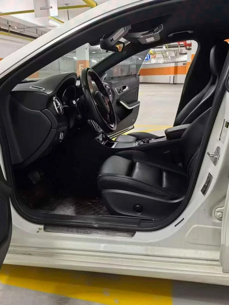 奔驰CLA 后面外观一