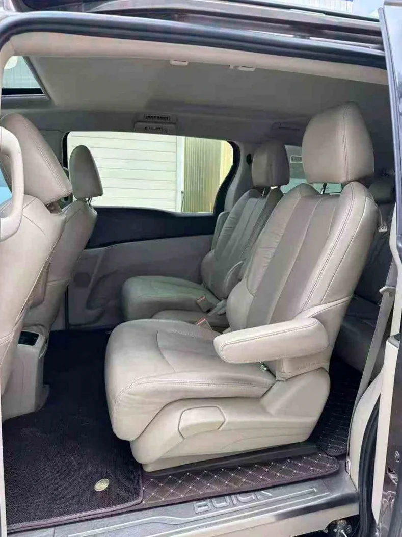 别克GL8 内饰前排