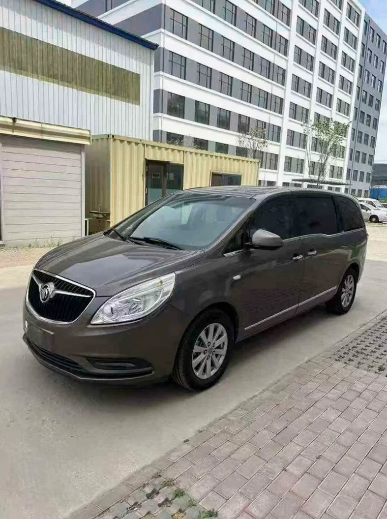 别克GL8 正面外观三