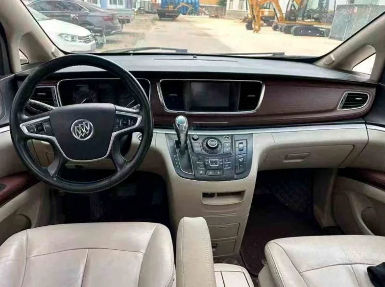 别克GL8 后面外观三