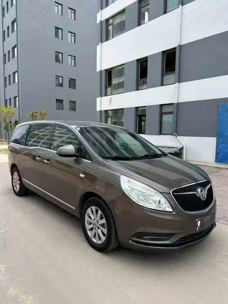 别克GL8 正面外观二