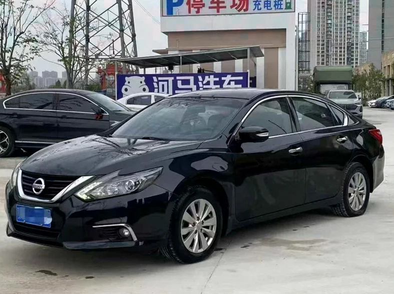 日产天籁 正面外观二