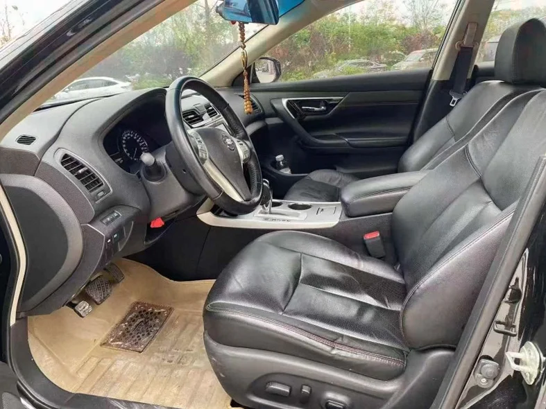 日产天籁 后面外观一