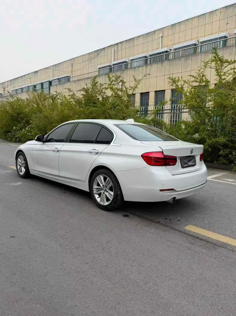 宝马3系 后面外观一