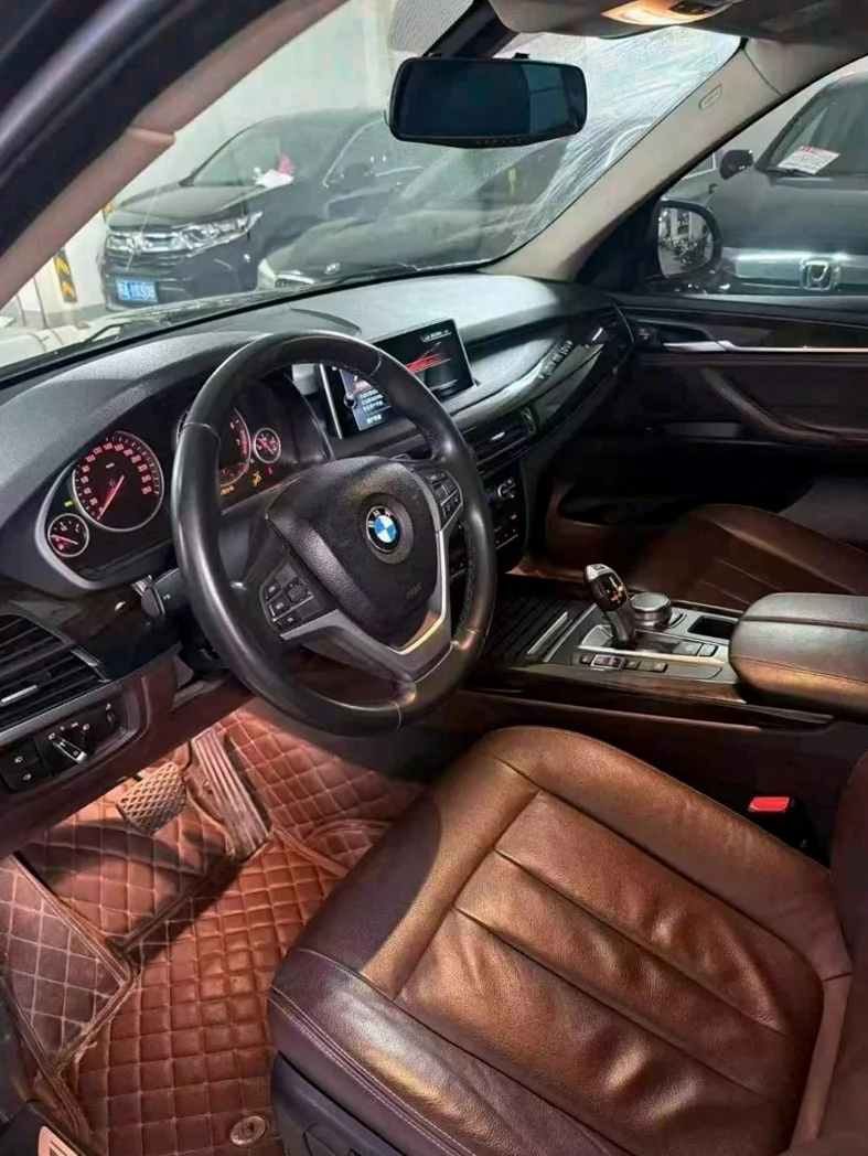 宝马X5 后面外观三