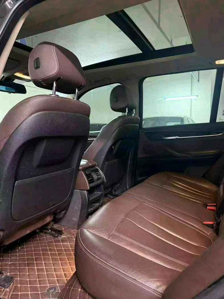 宝马X5 内饰后排