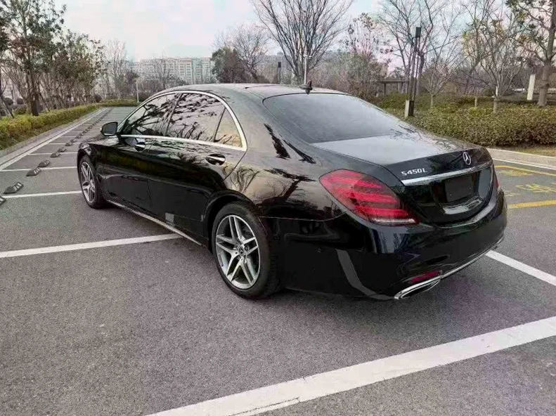 奔驰S 内饰后排