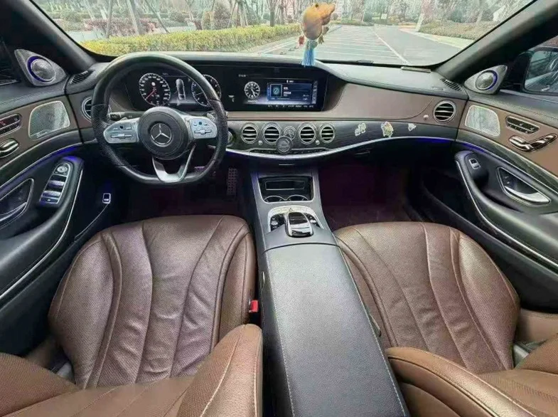 奔驰S 后面外观一