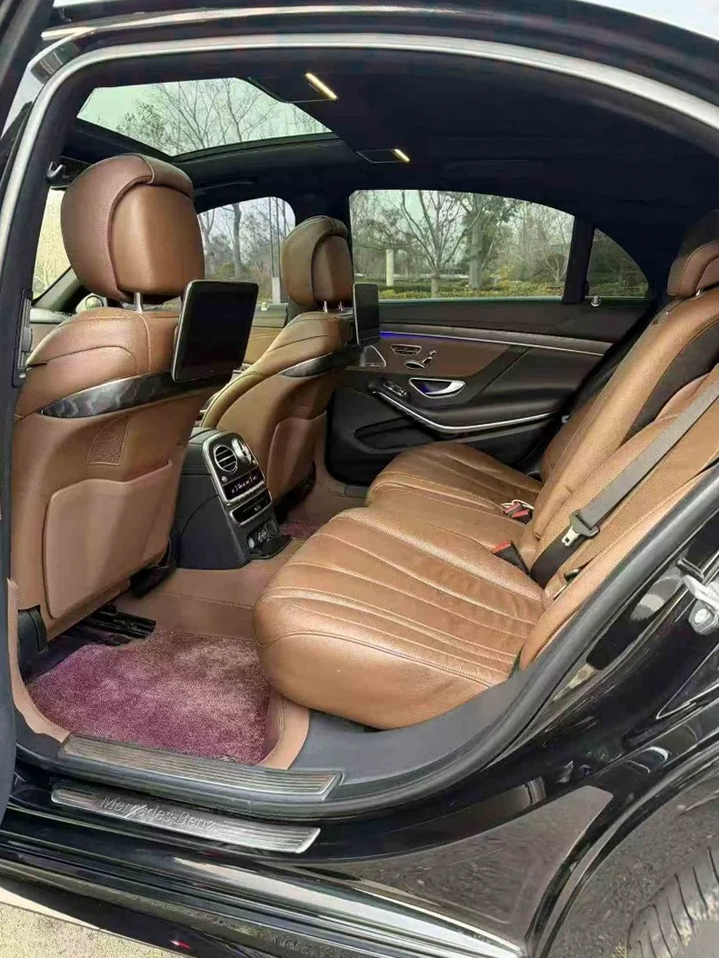 奔驰S 后面外观二