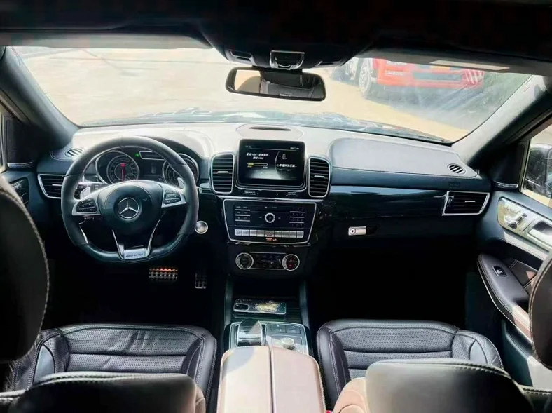 奔驰GLS 内饰前排