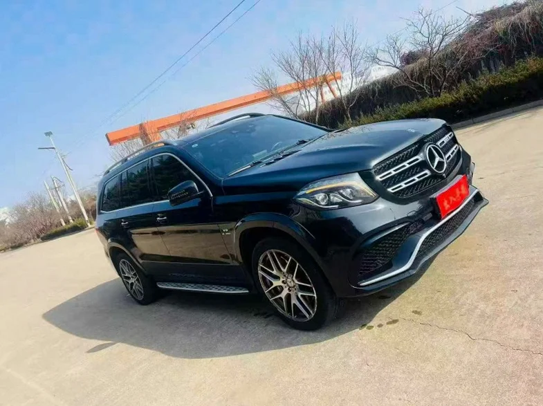 奔驰GLS 正面外观二