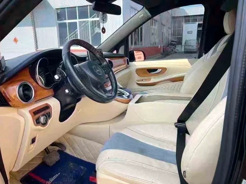 奔驰V 后面外观三