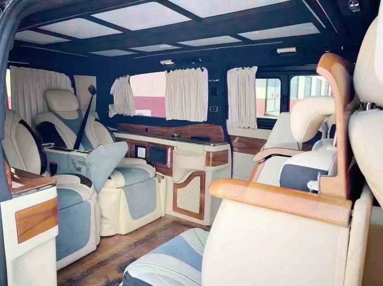 奔驰V 后面外观二