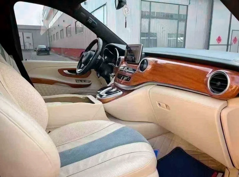 奔驰V 后面外观一