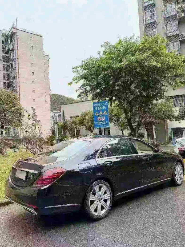 奔驰S 内饰后排