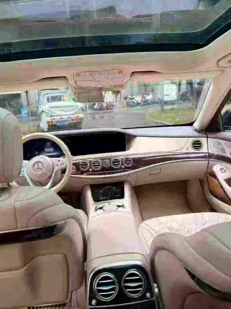 奔驰S 后面外观三