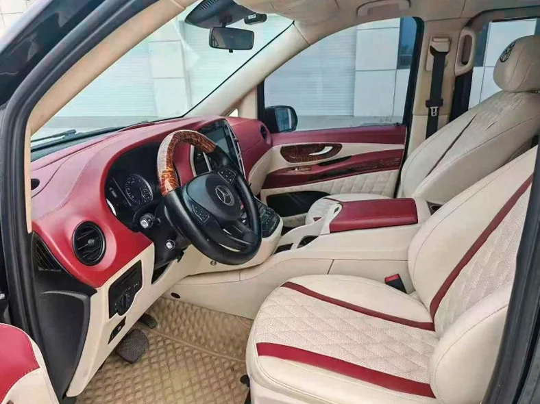 奔驰威霆 驾驶室