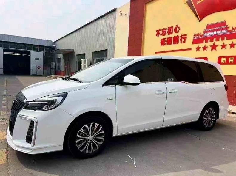 别克GL8 正面外观二