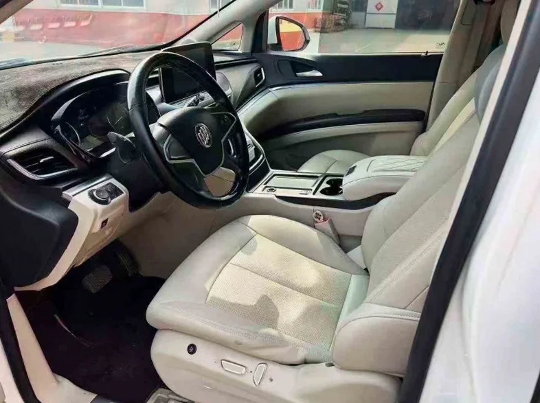 别克GL8 后面外观一