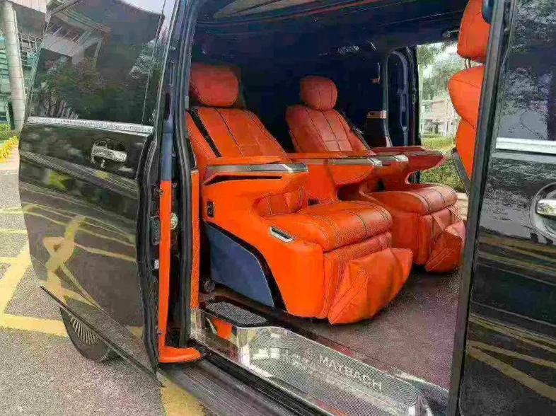 奔驰威霆 后面外观一