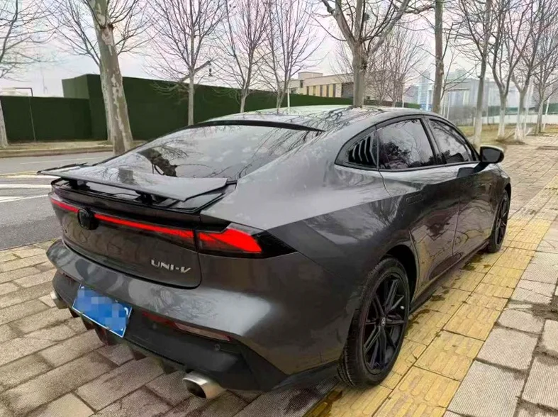 长安汽车UNI 后面外观一