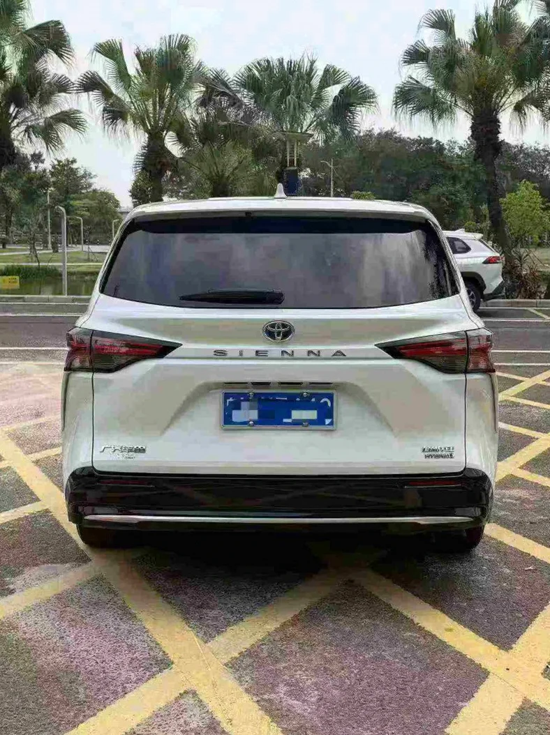 丰田塞纳 驾驶室