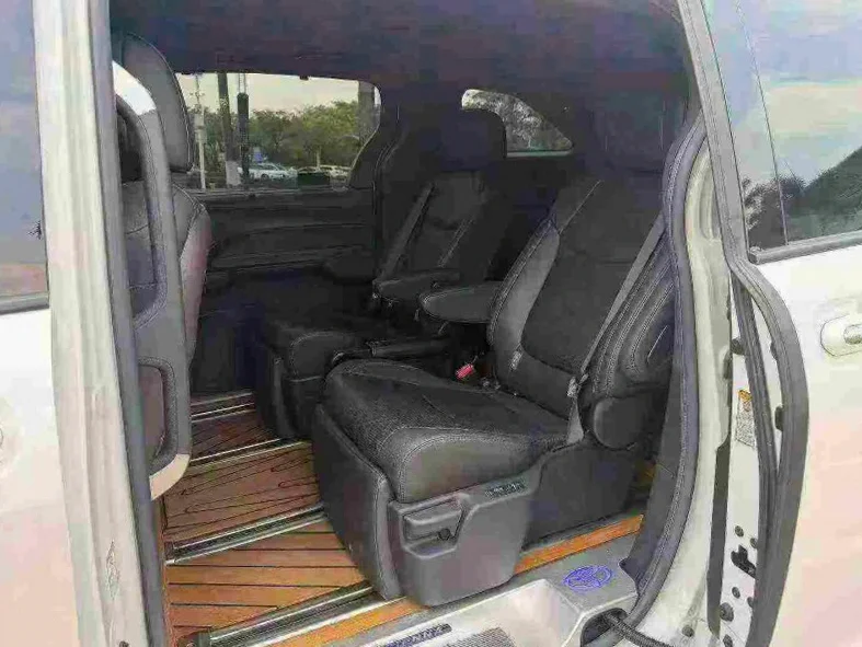 丰田塞纳 后面外观三