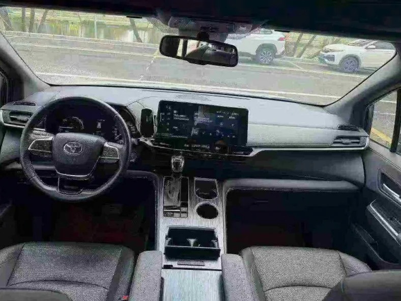 丰田塞纳 后面外观二