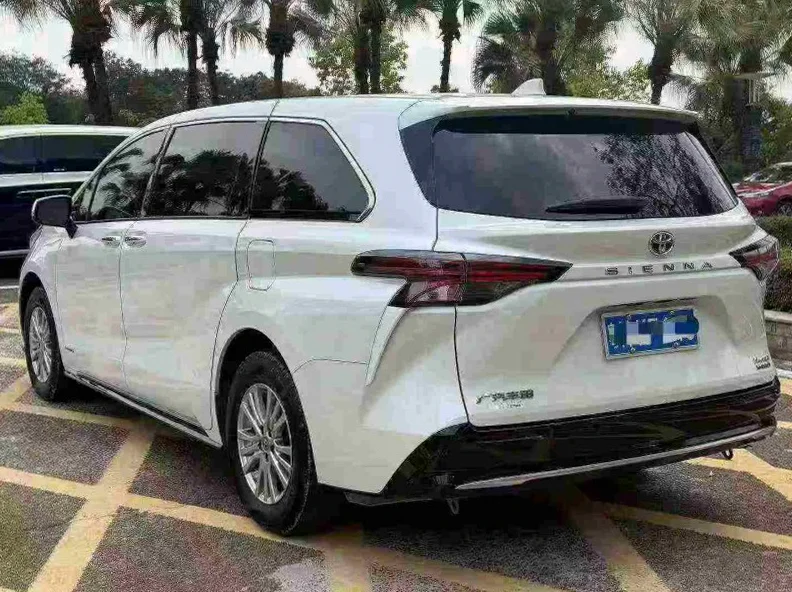 丰田塞纳 内饰前排