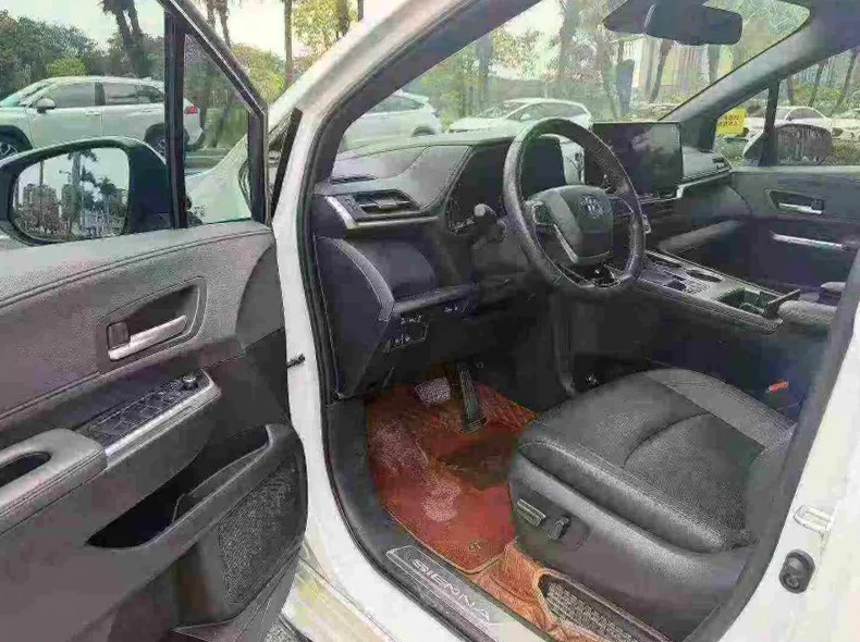 丰田塞纳 后面外观一