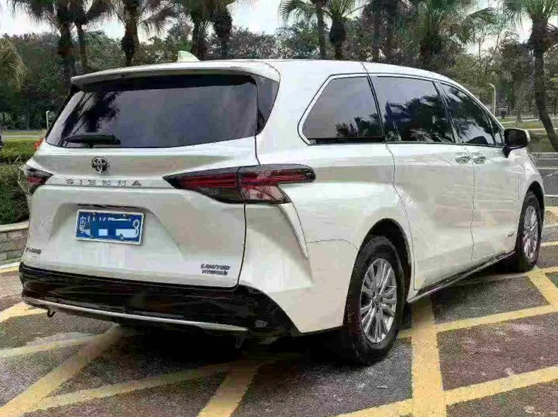 丰田塞纳 内饰后排