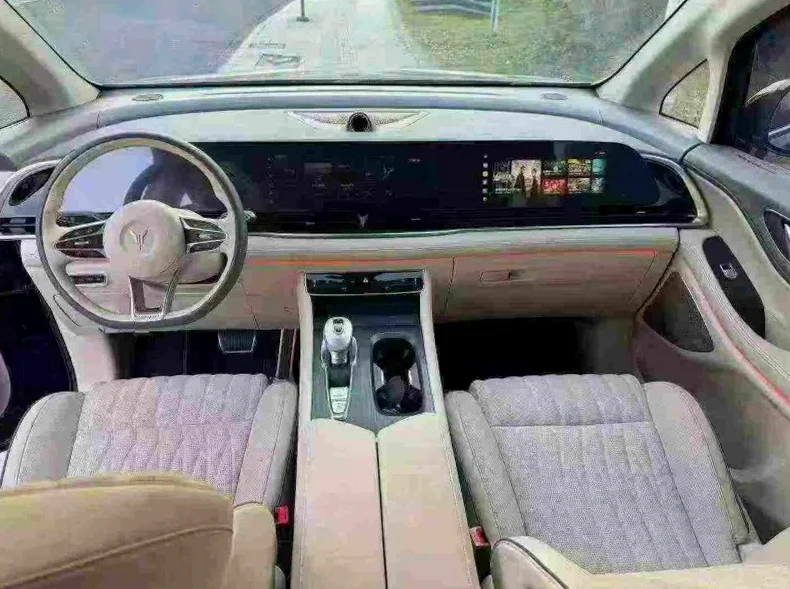 岚图汽车梦想家 后面外观三