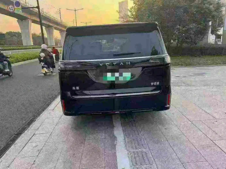 岚图汽车梦想家 内饰后排