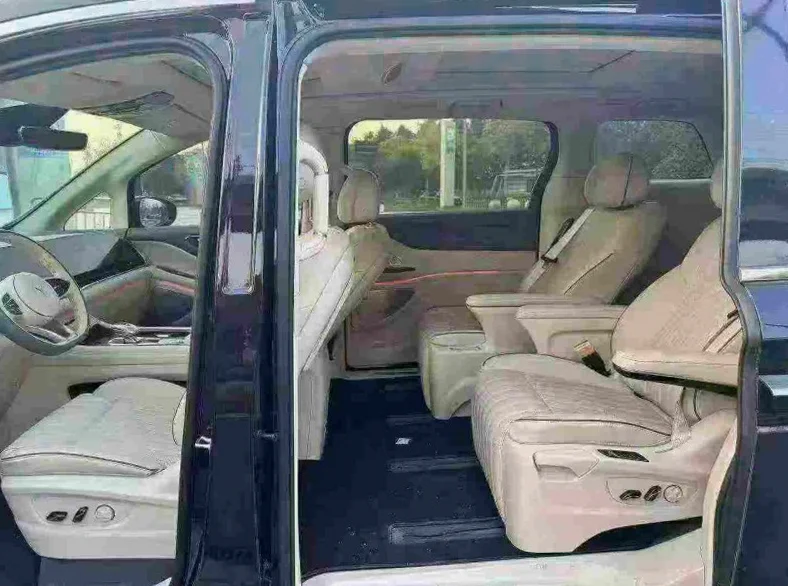 岚图汽车梦想家 后面外观二