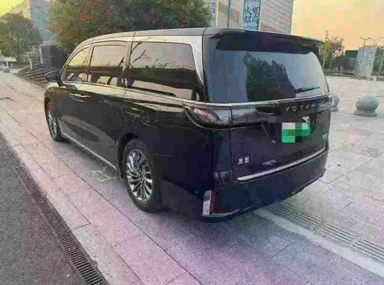 岚图汽车梦想家 驾驶室