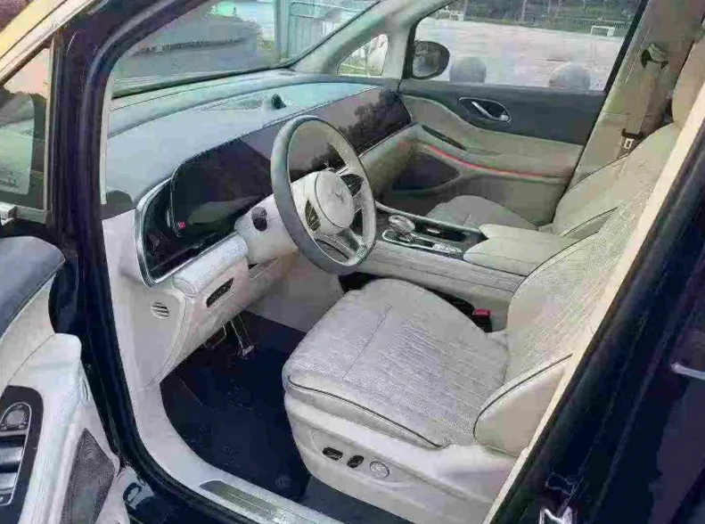 岚图汽车梦想家 后面外观一