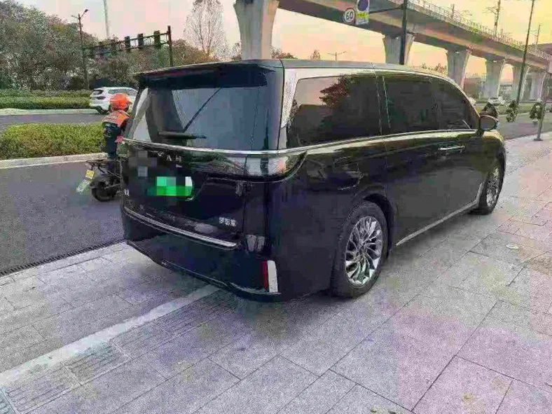 岚图汽车梦想家 内饰前排