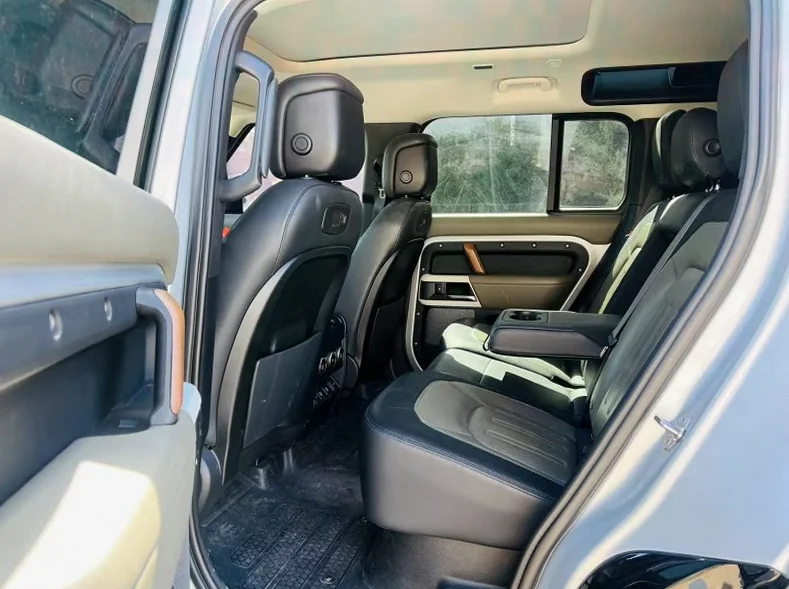 路虎卫士 后面外观一